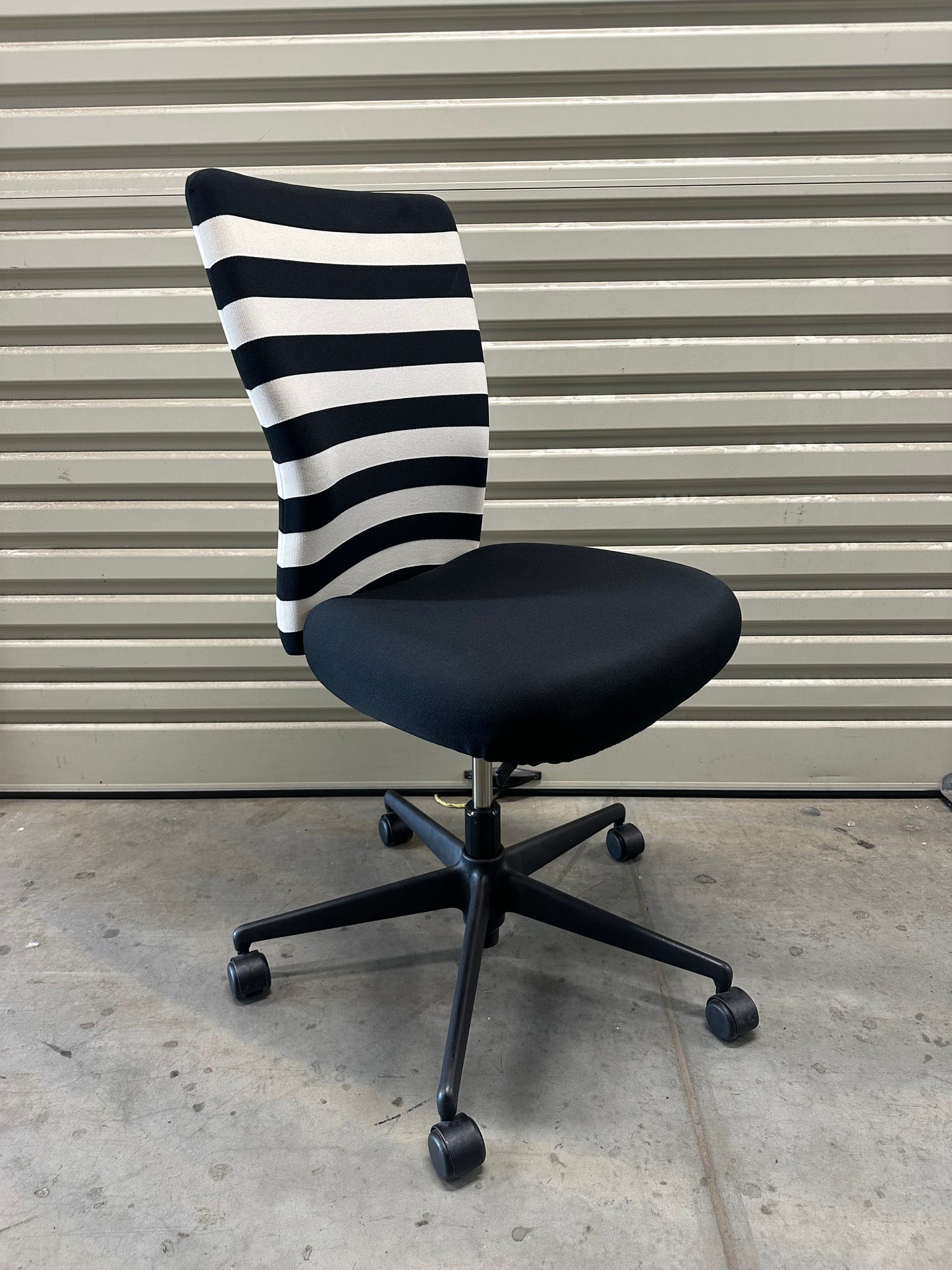 Vitra T Desk task office chair - Black/White