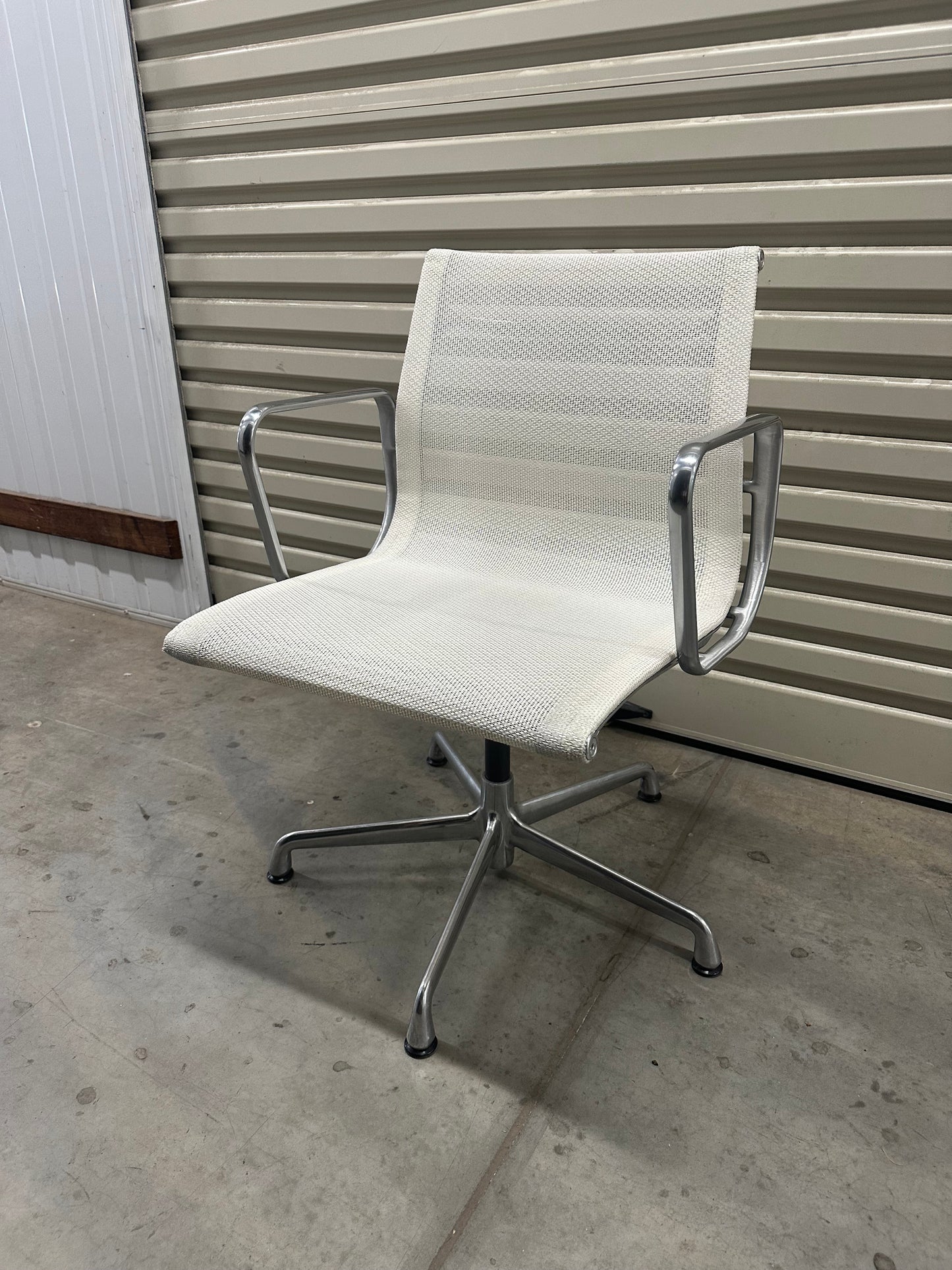 Eames Aluminum Group Executive Management Chair in White Mesh