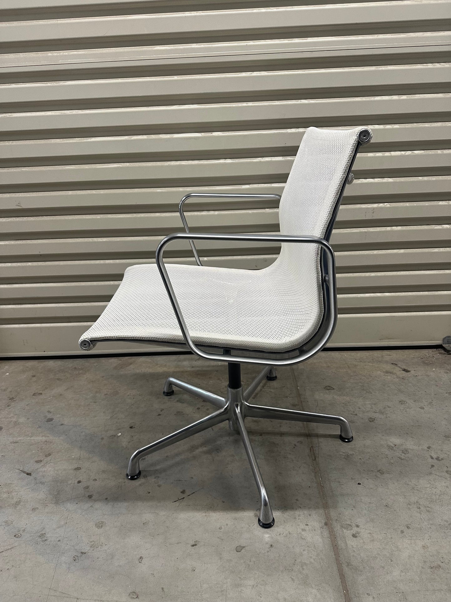 Eames Aluminum Group Executive Management Chair in White Mesh