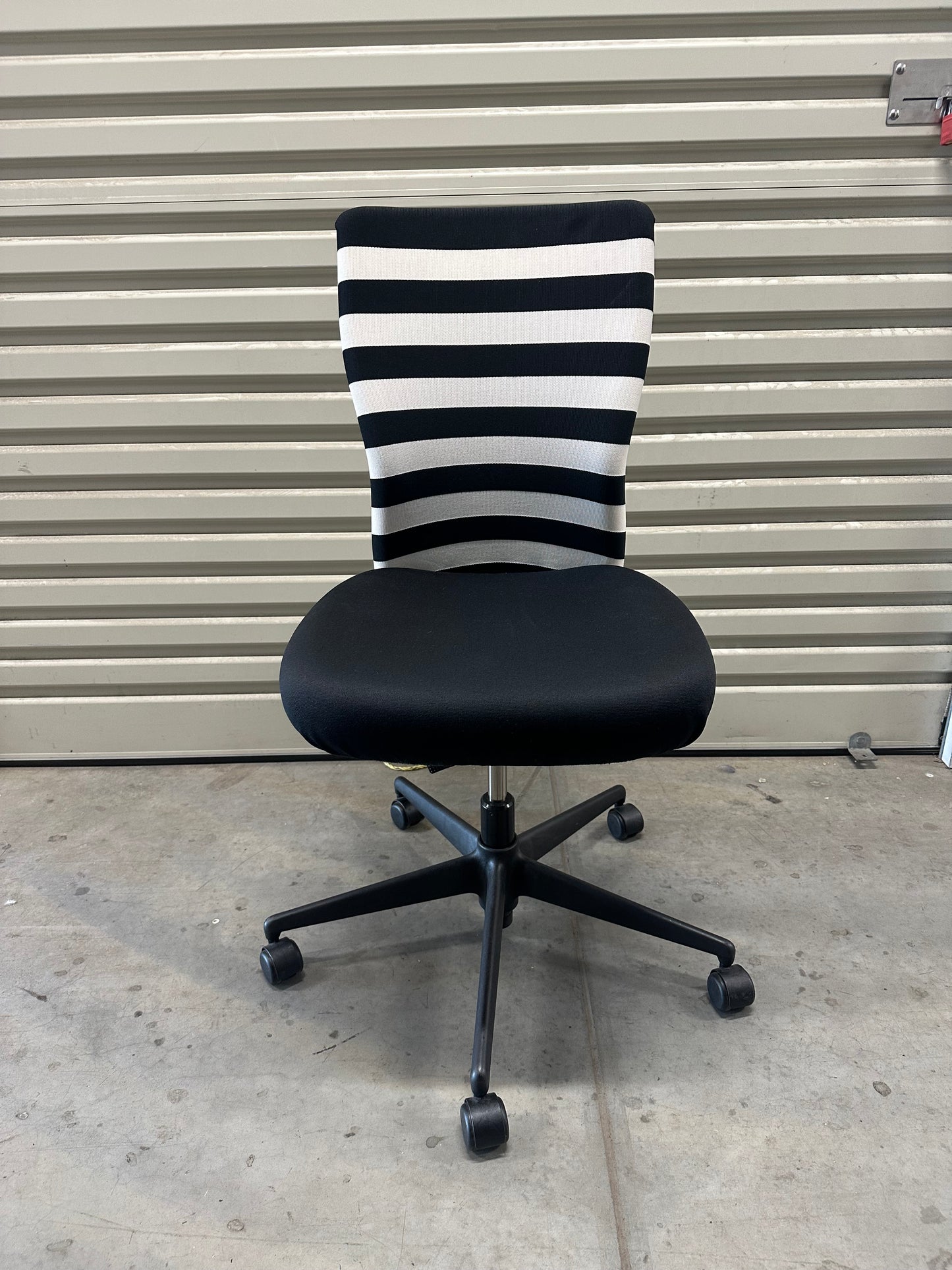 Vitra T Desk task office chair - Black/White