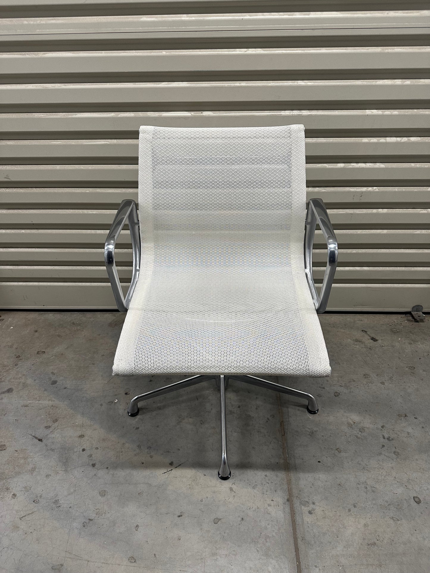 Eames Aluminum Group Executive Management Chair in White Mesh