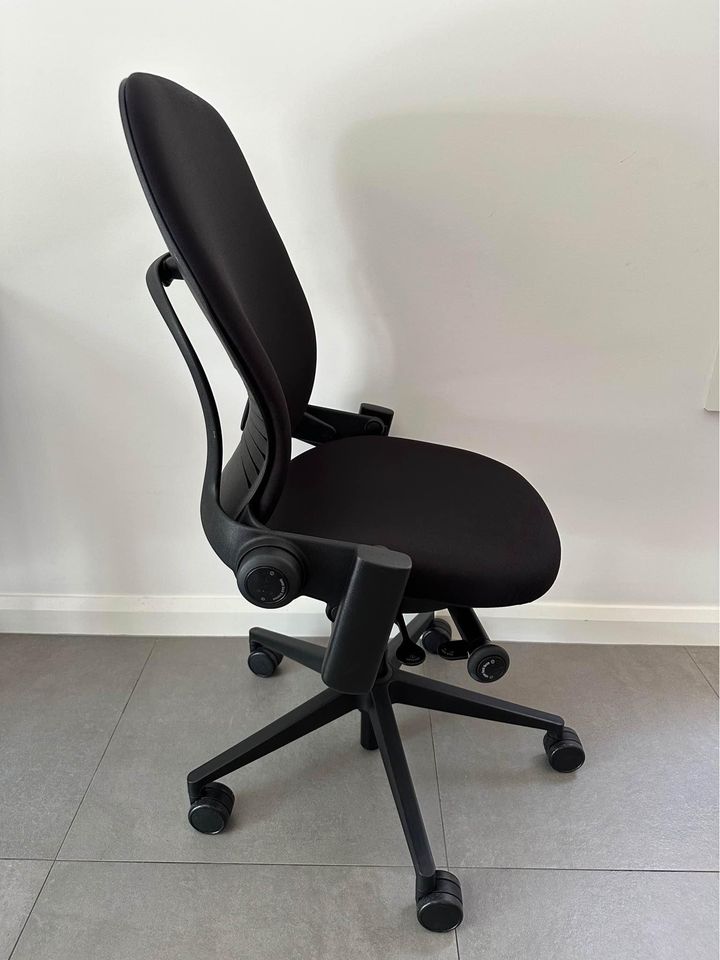 Steelcase Leap V2 ergonomic chair - Black colour