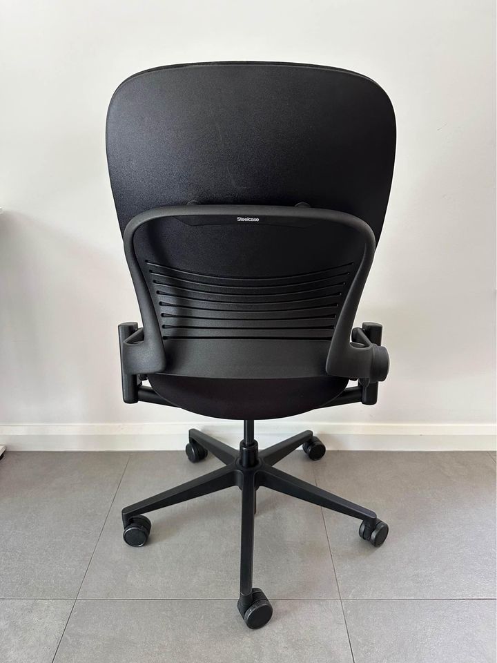 Steelcase Leap V2 ergonomic chair - Black colour