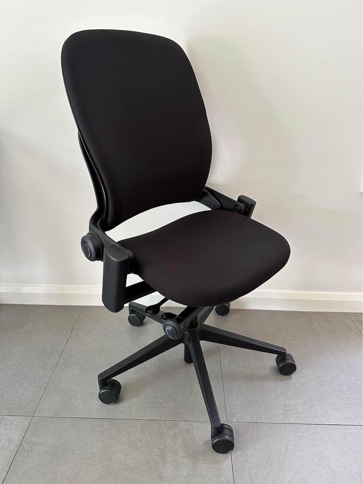 Steelcase Leap V2 ergonomic chair - Black colour