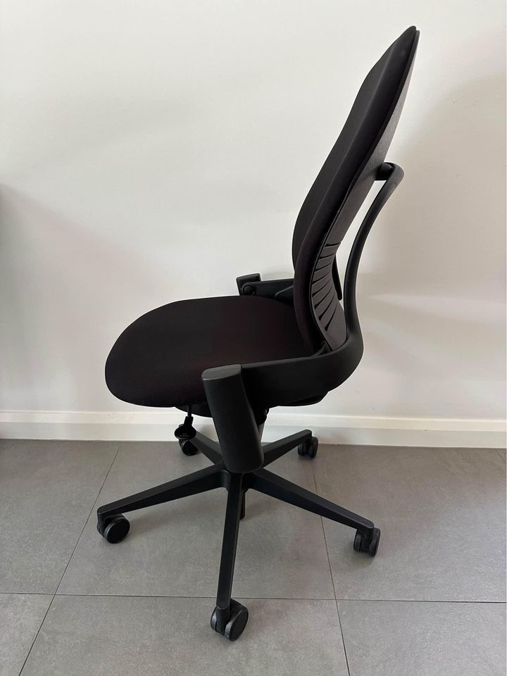 Steelcase Leap V2 ergonomic chair - Black colour