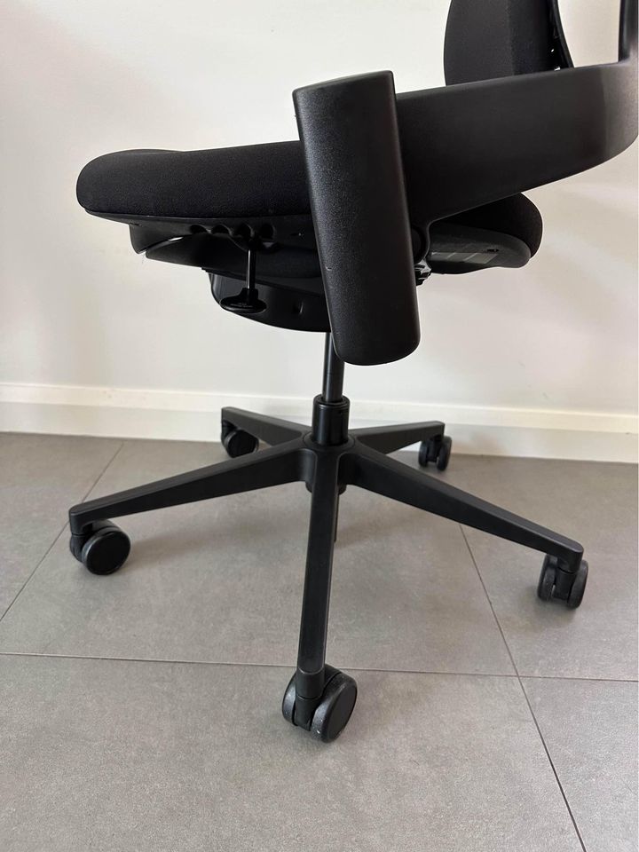 Steelcase Leap V2 ergonomic chair - Black colour