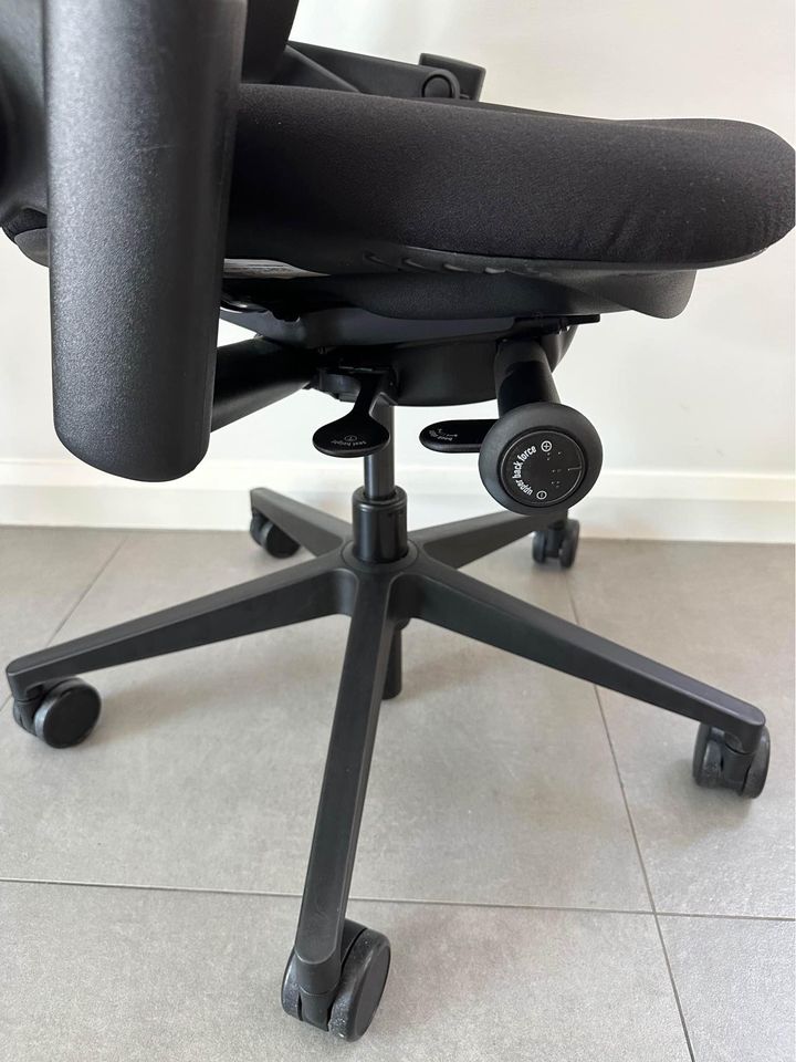 Steelcase Leap V2 ergonomic chair - Black colour