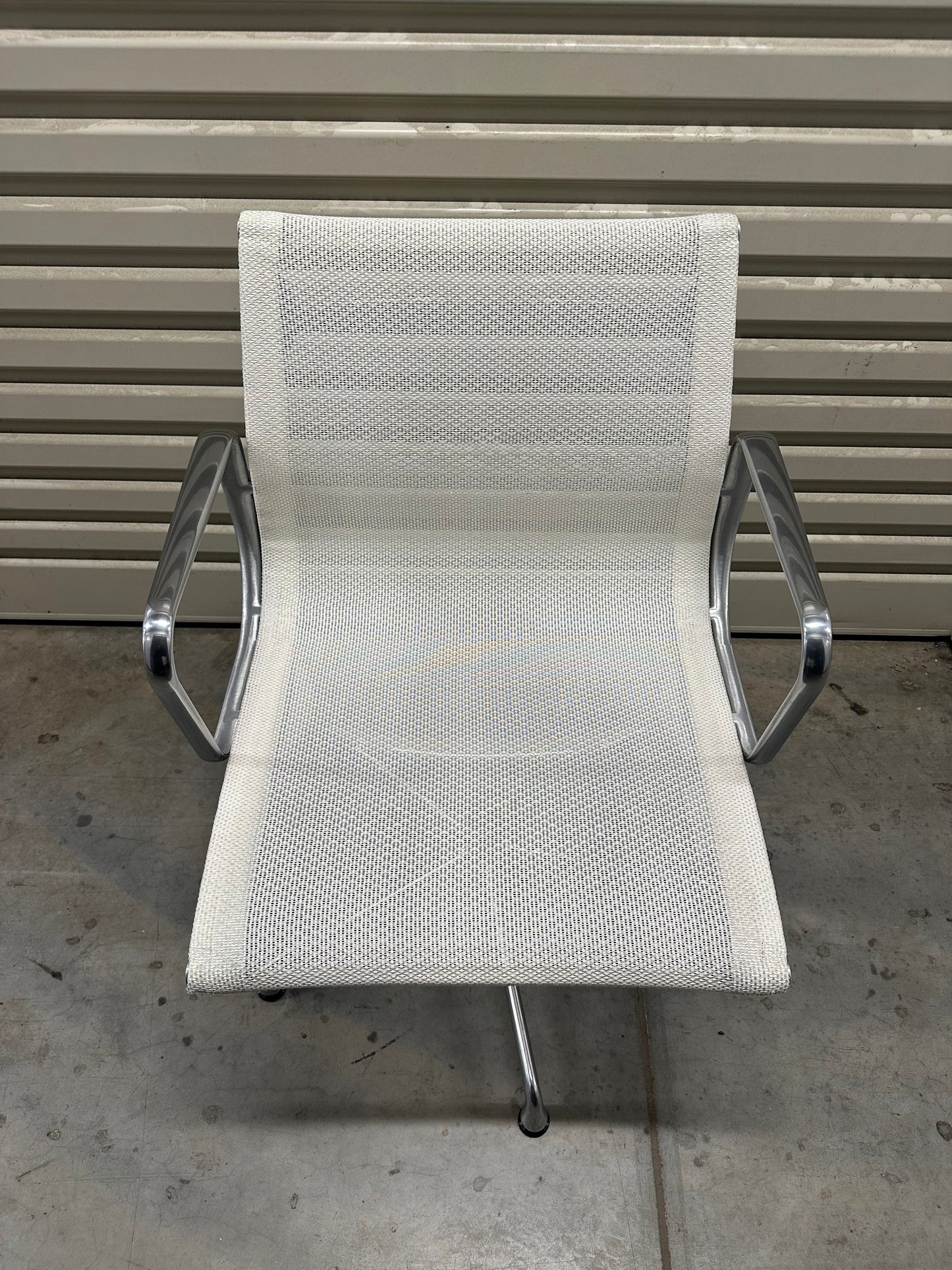 Eames Aluminum Group Executive Management Chair in White Mesh