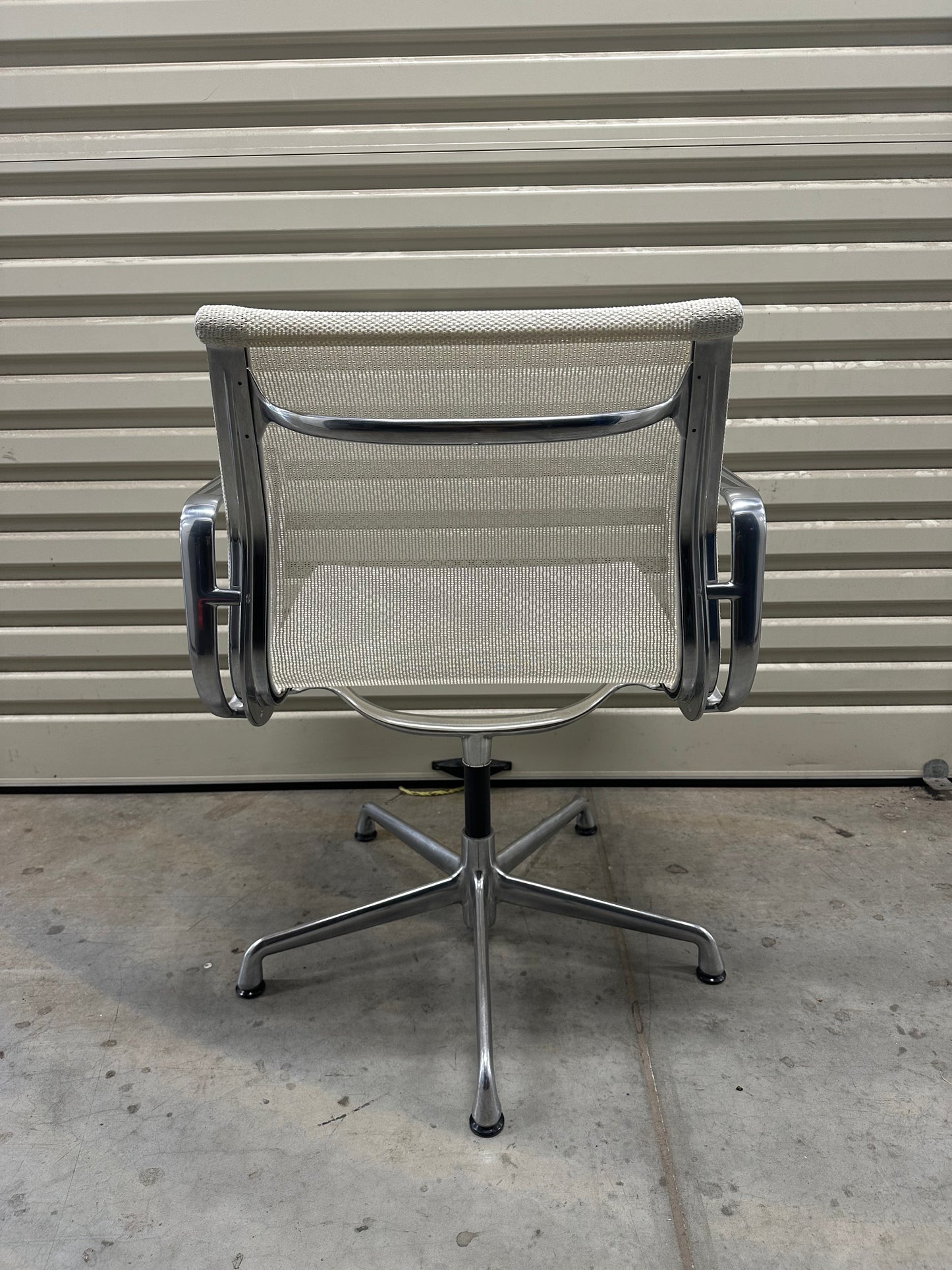 Eames Aluminum Group Executive Management Chair in White Mesh