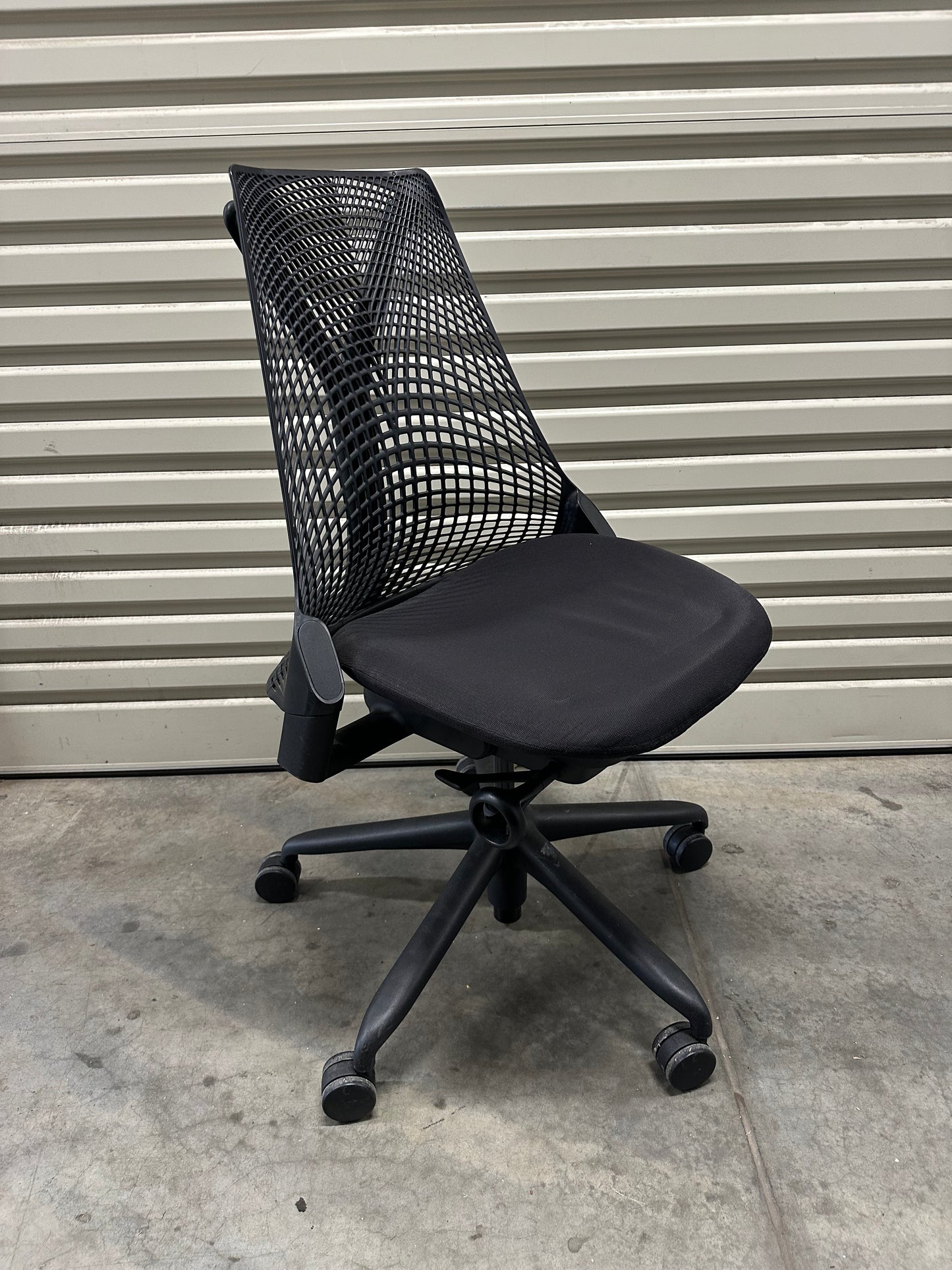 Herman Miller Sayl Chair – No Armrest, Black