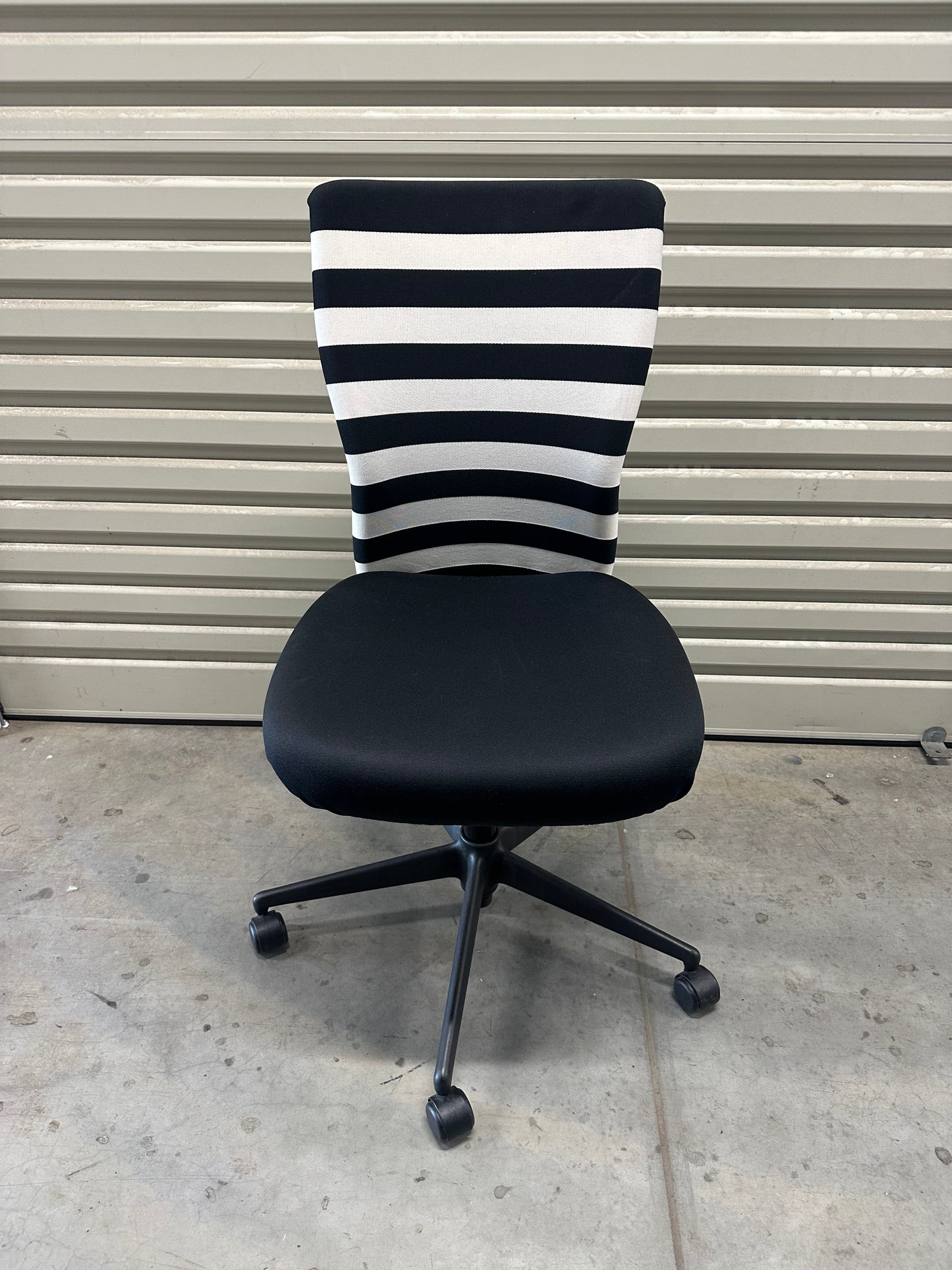 Vitra T Desk task office chair - Black/White