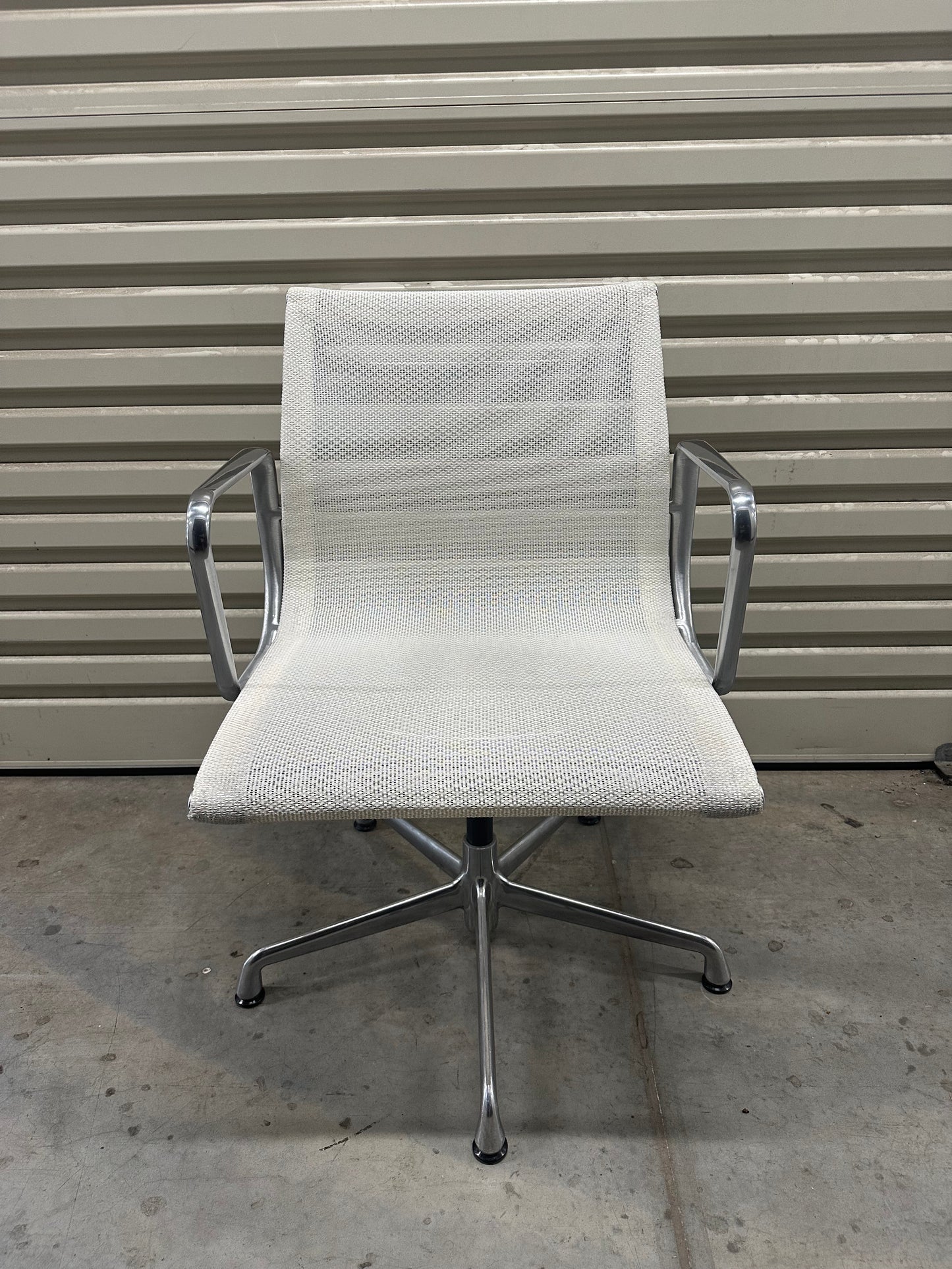 Eames Aluminum Group Executive Management Chair in White Mesh