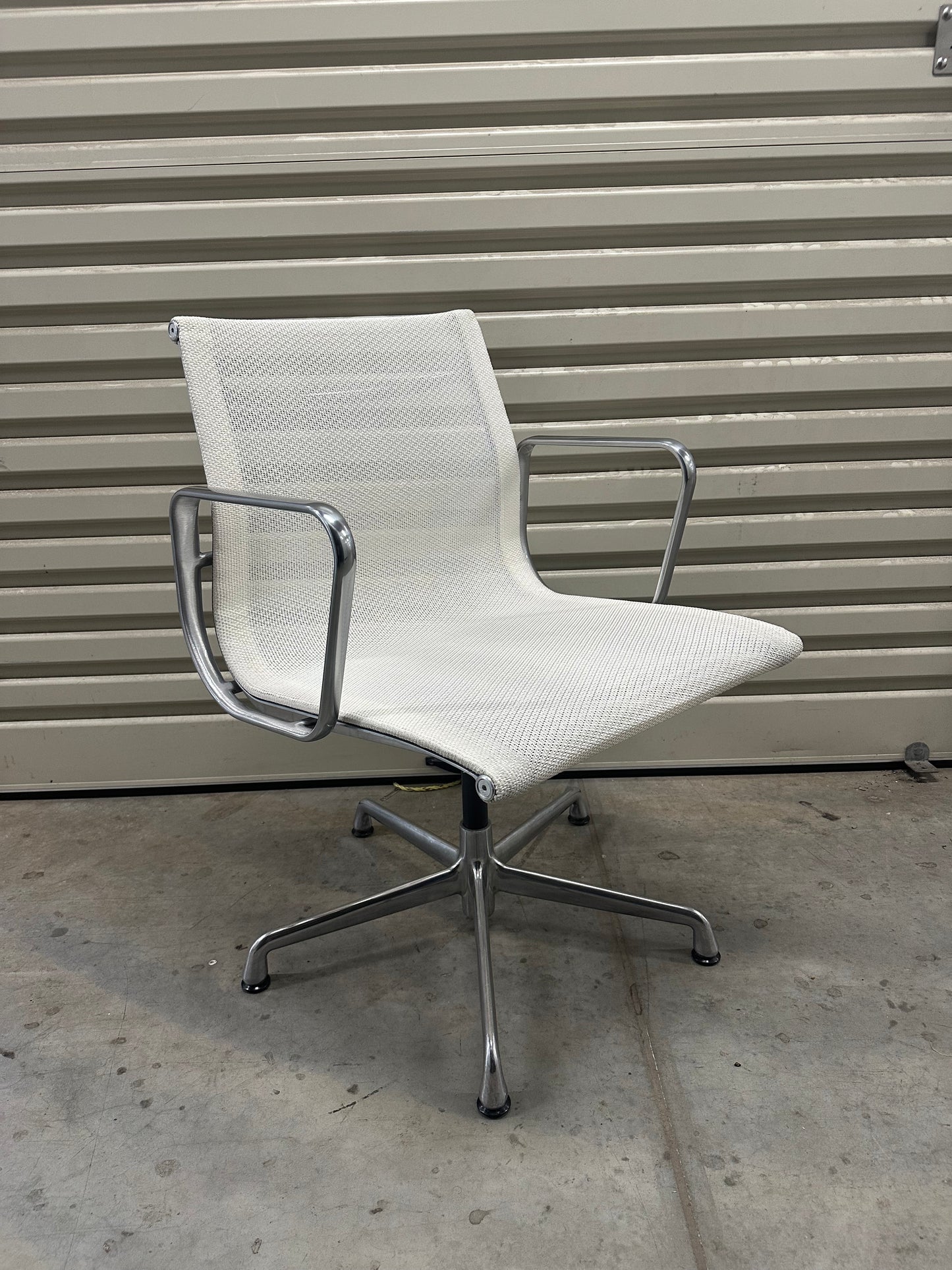 Eames Aluminum Group Executive Management Chair in White Mesh