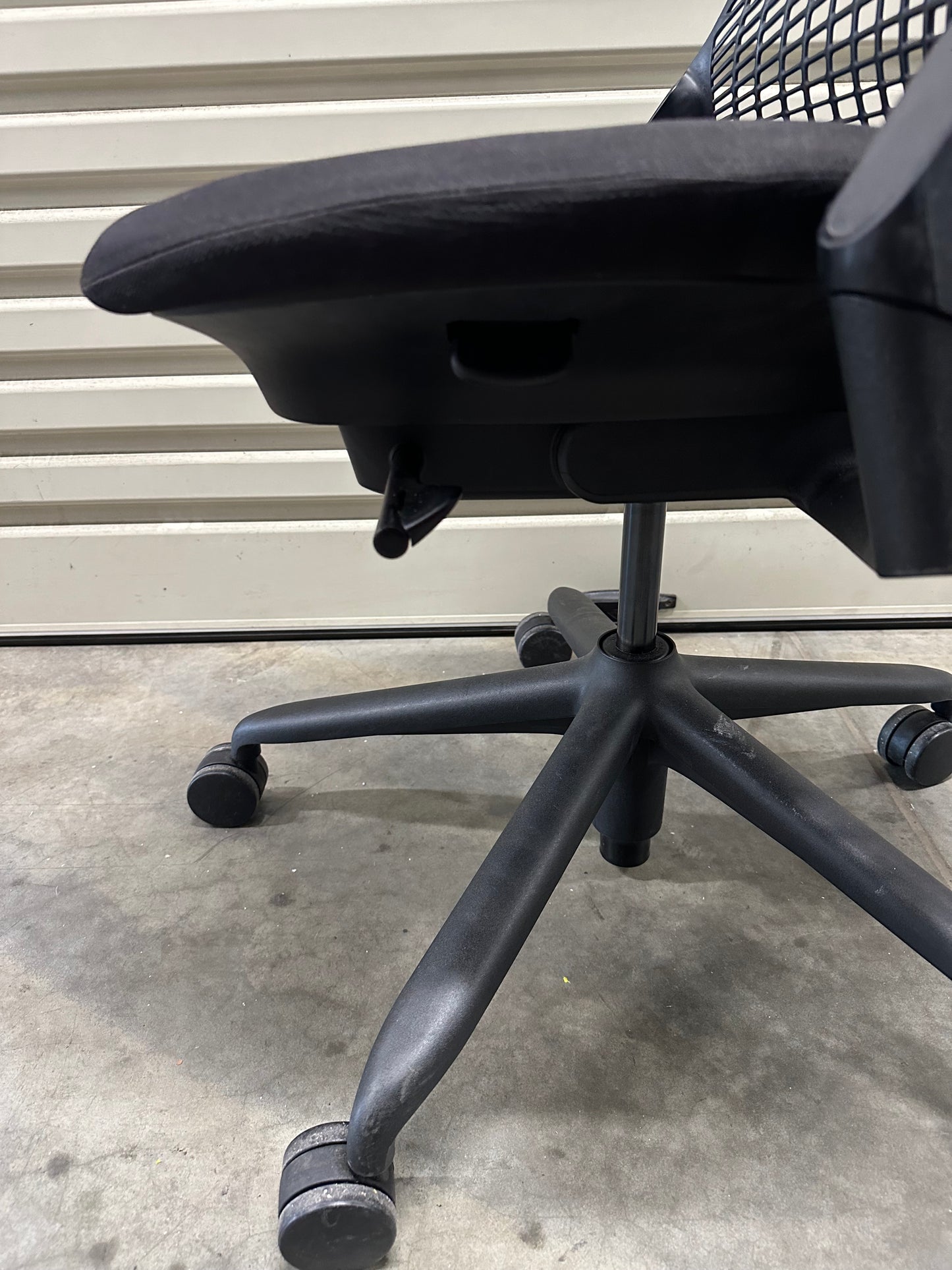 Herman Miller Sayl Chair – No Armrest, Black