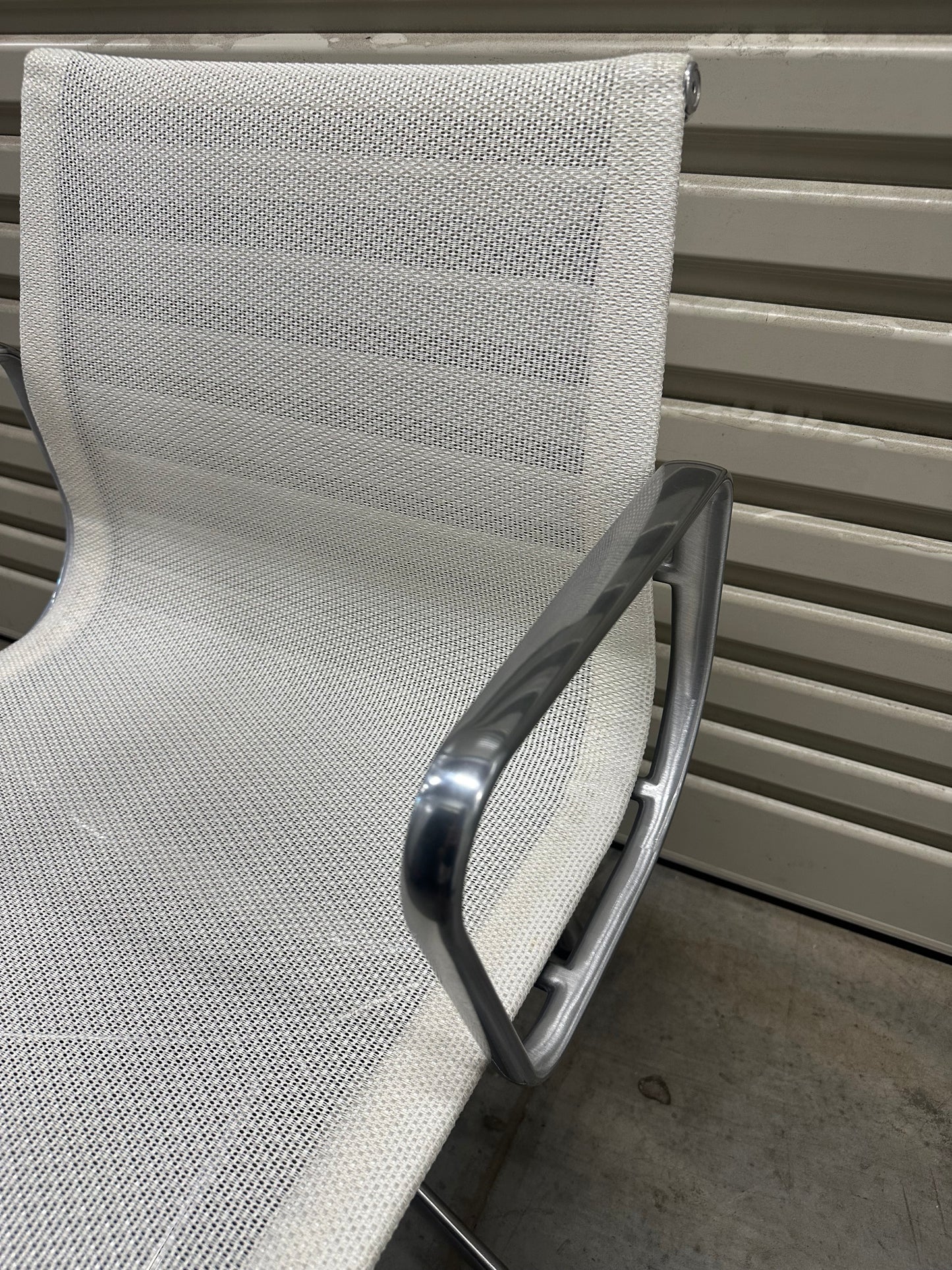 Eames Aluminum Group Executive Management Chair in White Mesh