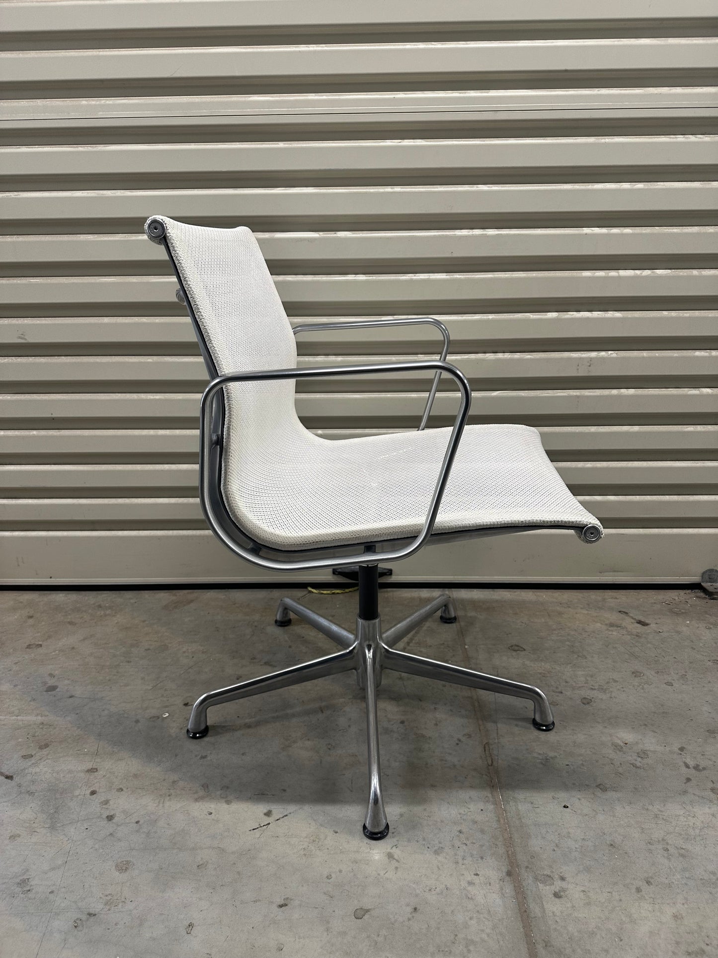 Eames Aluminum Group Executive Management Chair in White Mesh