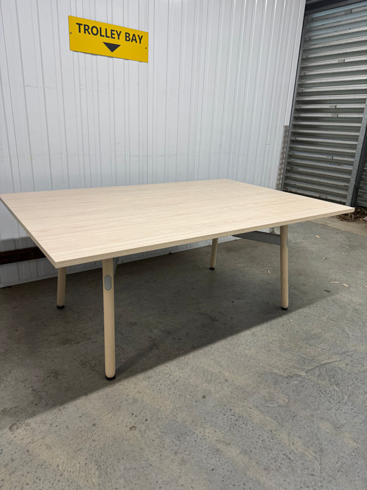 Okidoki Meeting Table – Modern Minimalism Meets Natural Design