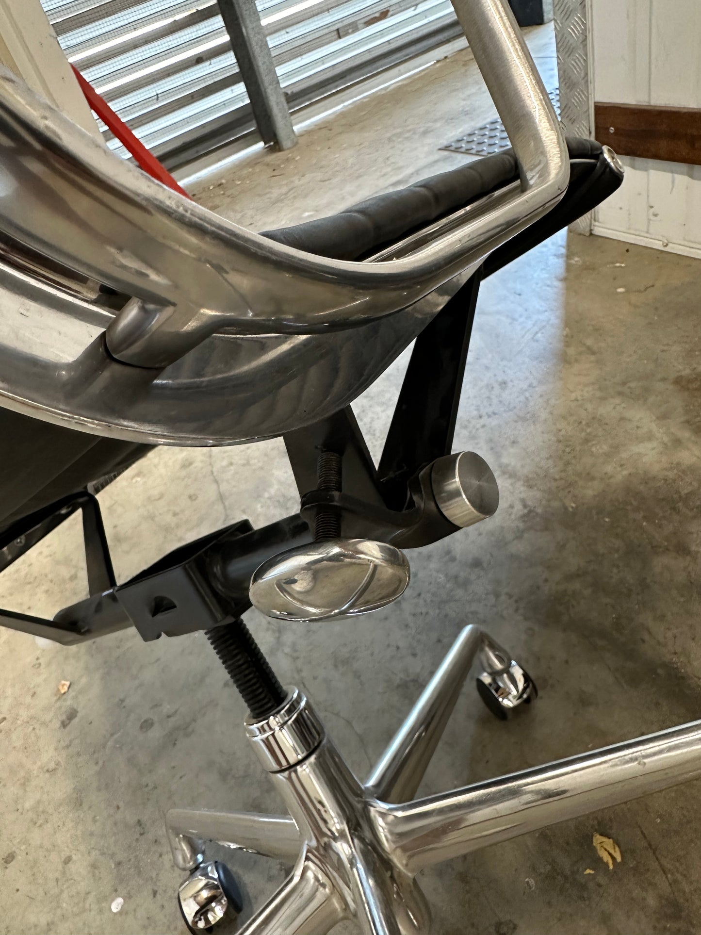 Eames Aluminium Group Executive Chair