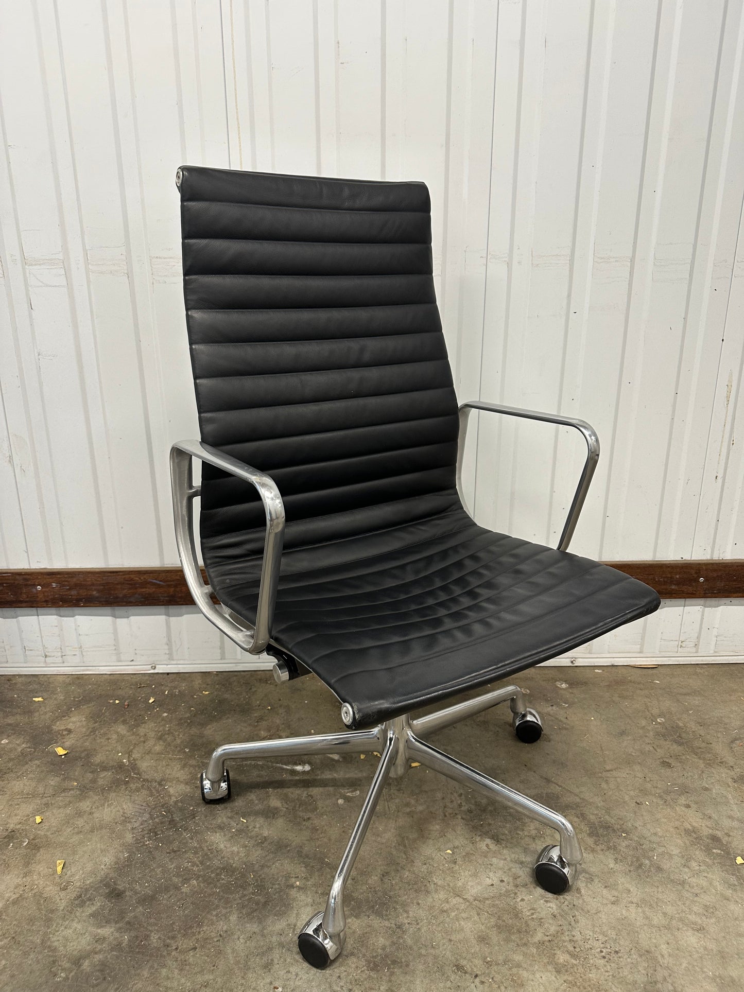 Eames Aluminium Group Executive Chair