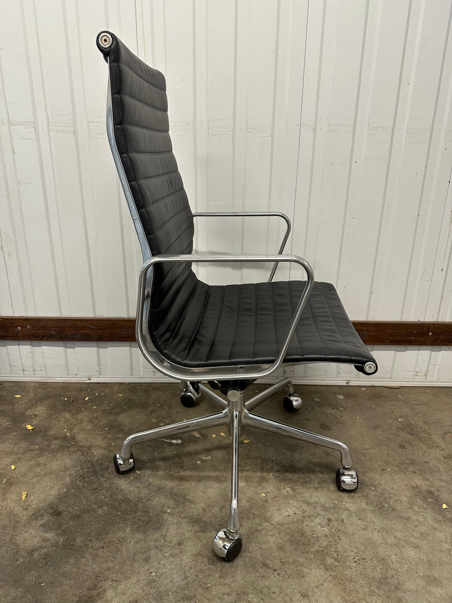 Eames Aluminium Group Executive Chair