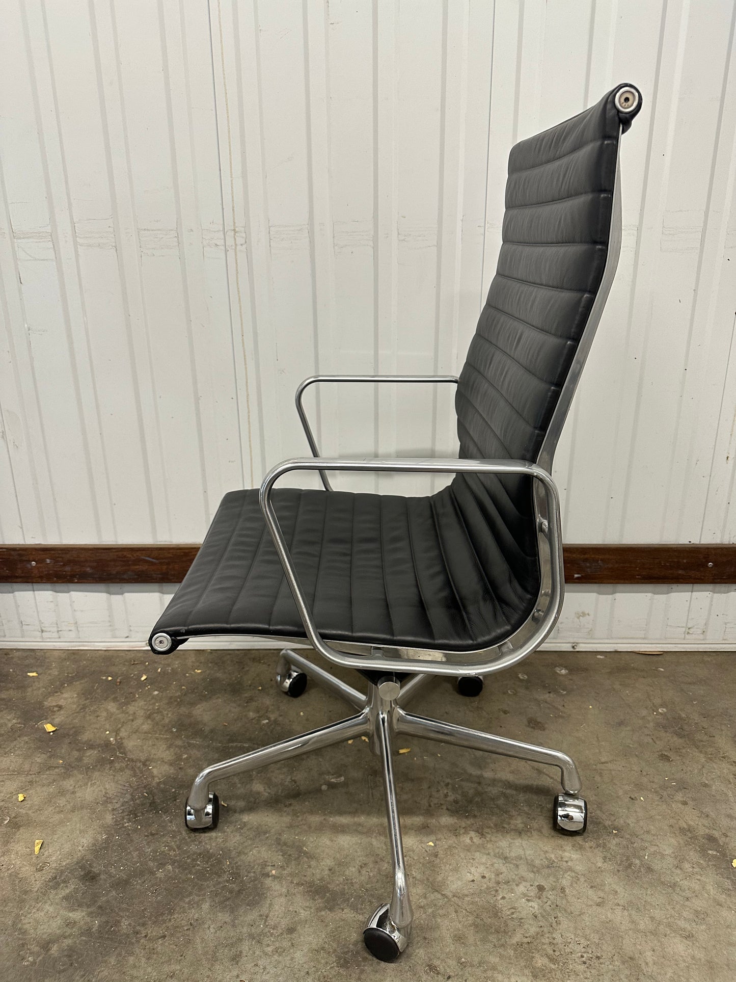 Eames Aluminium Group Executive Chair