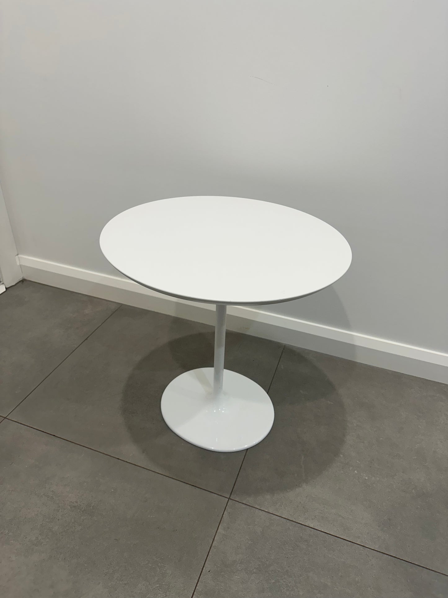 Arper Dizzie Side Table - White/White