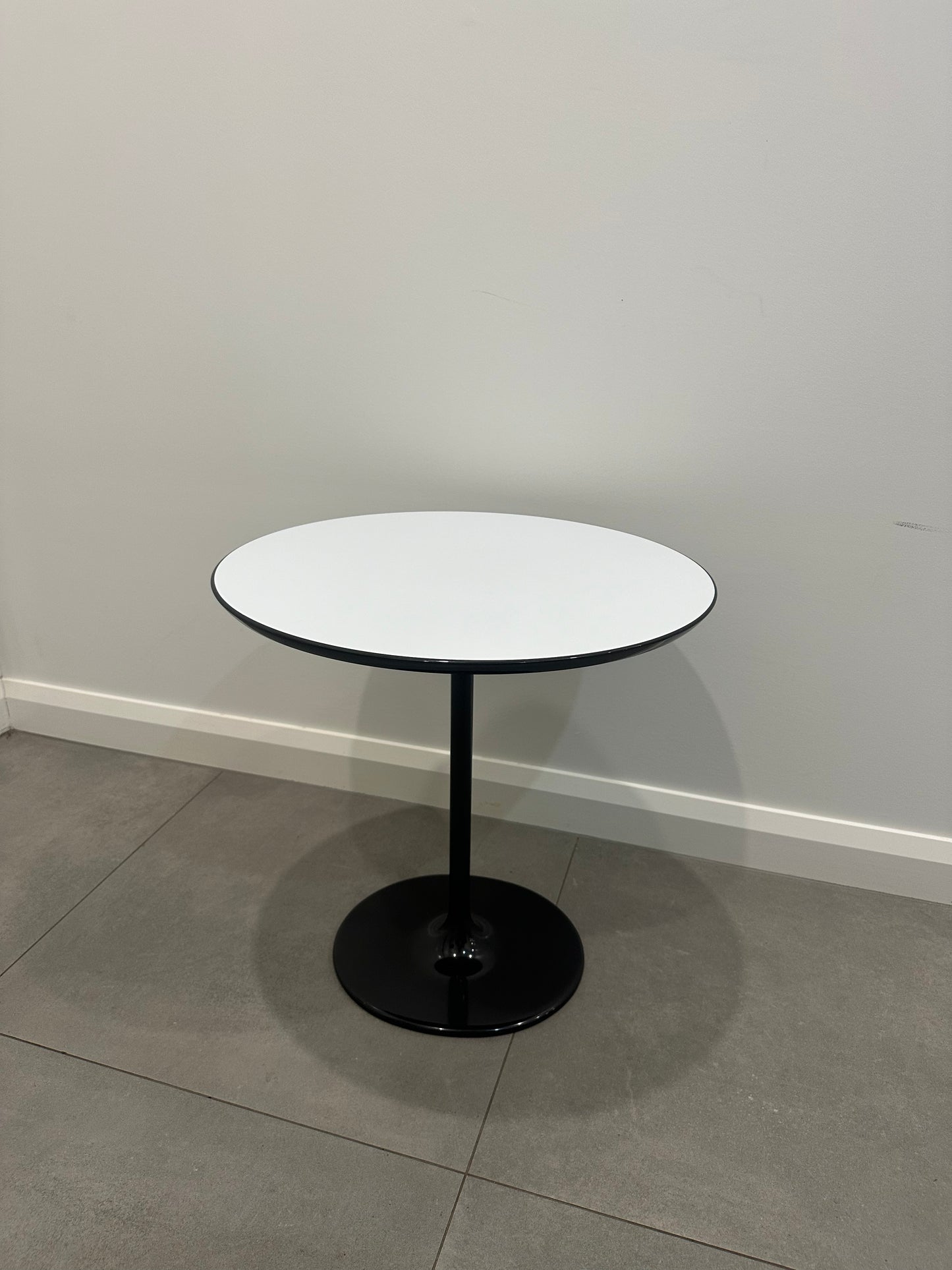 Arper Dizzie Side Table - White/Black