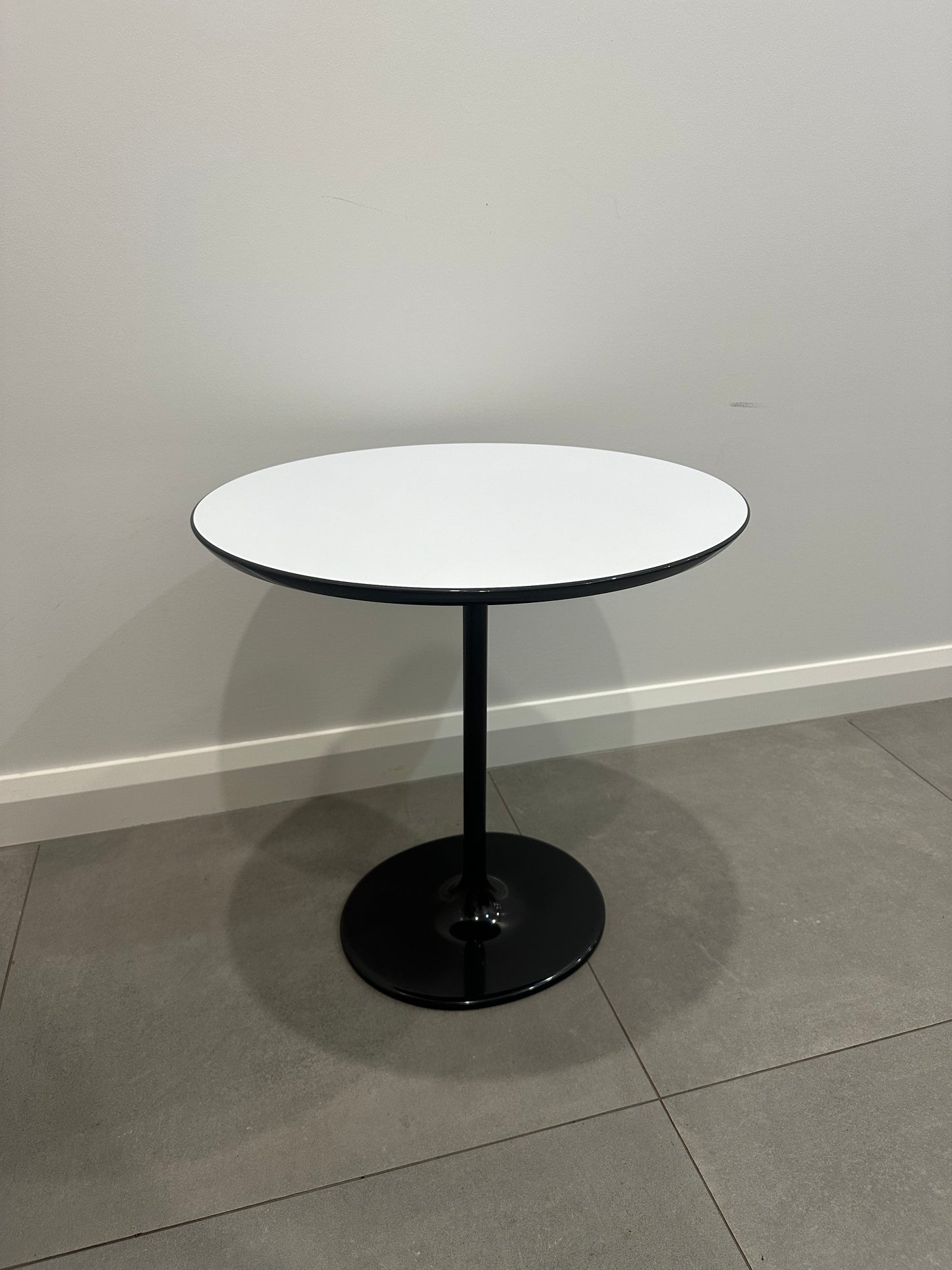 Arper Dizzie Side Table - White/Black