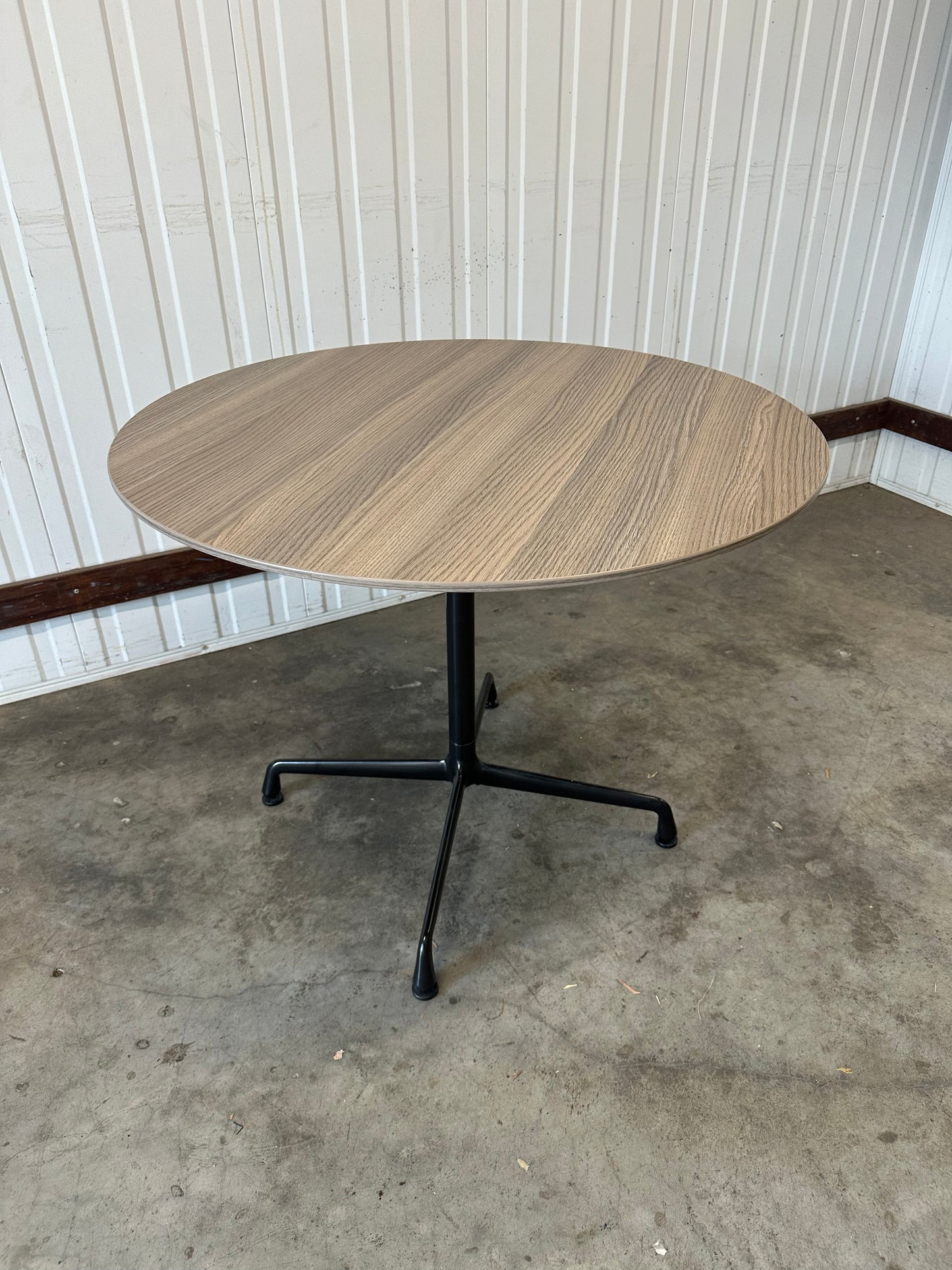 Herman Miller Eames Round Group table / Meet­ing Table