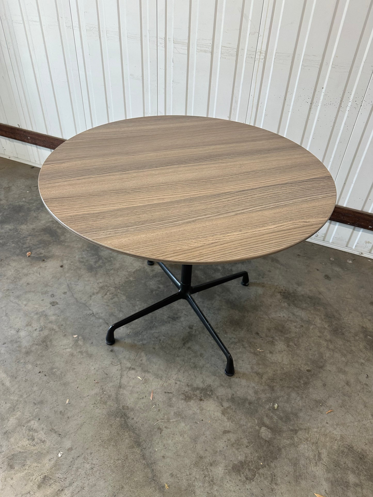 Herman Miller Eames Round Group table / Meet­ing Table