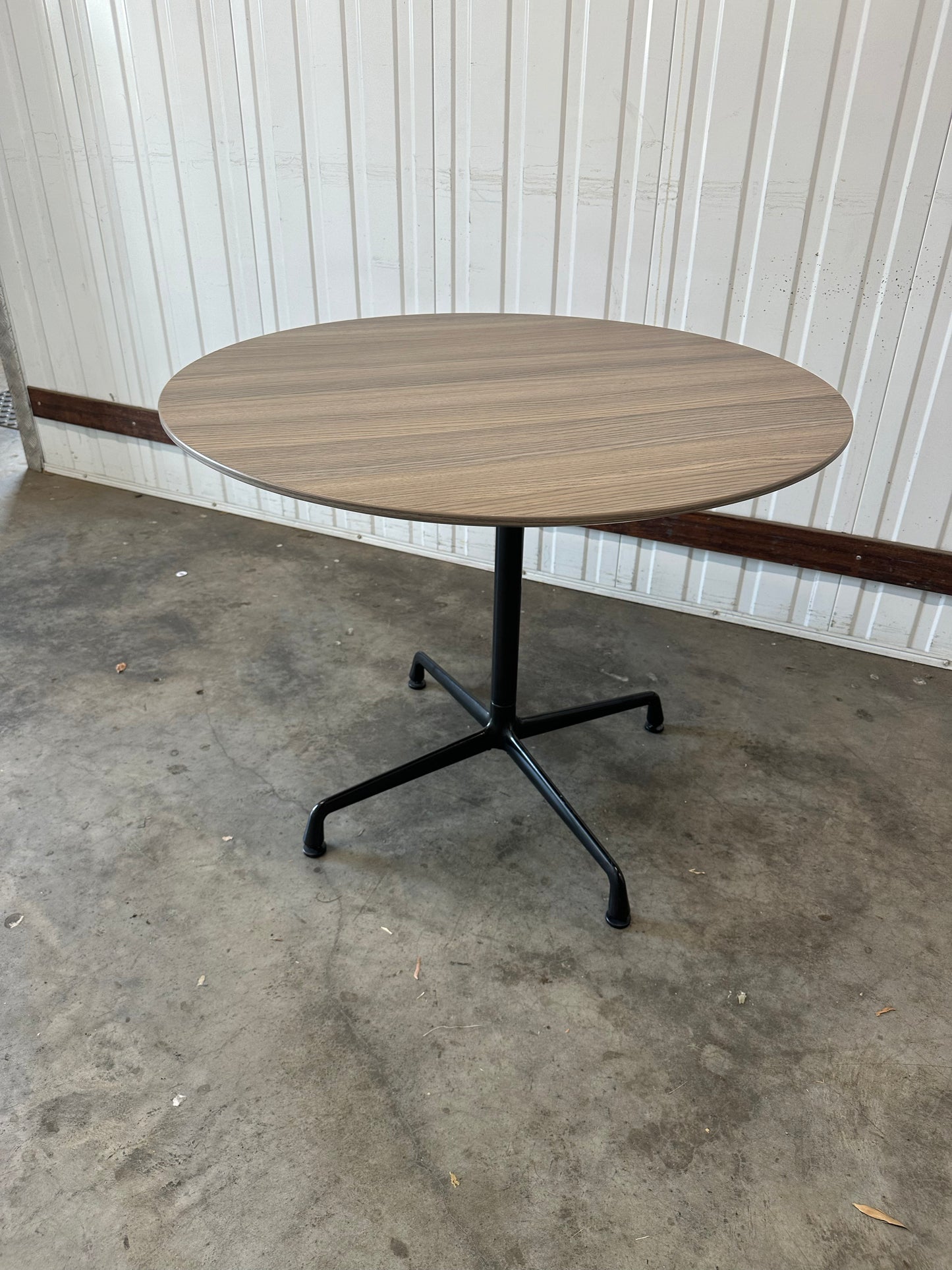 Herman Miller Eames Round Group table / Meet­ing Table