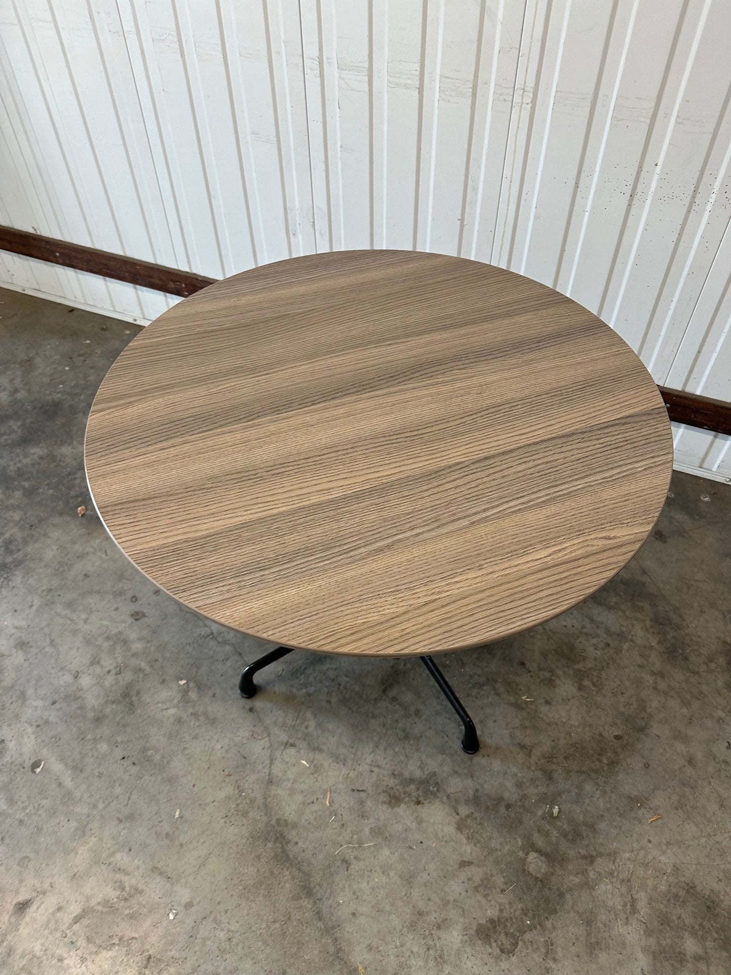 Herman Miller Eames Round Group table / Meet­ing Table