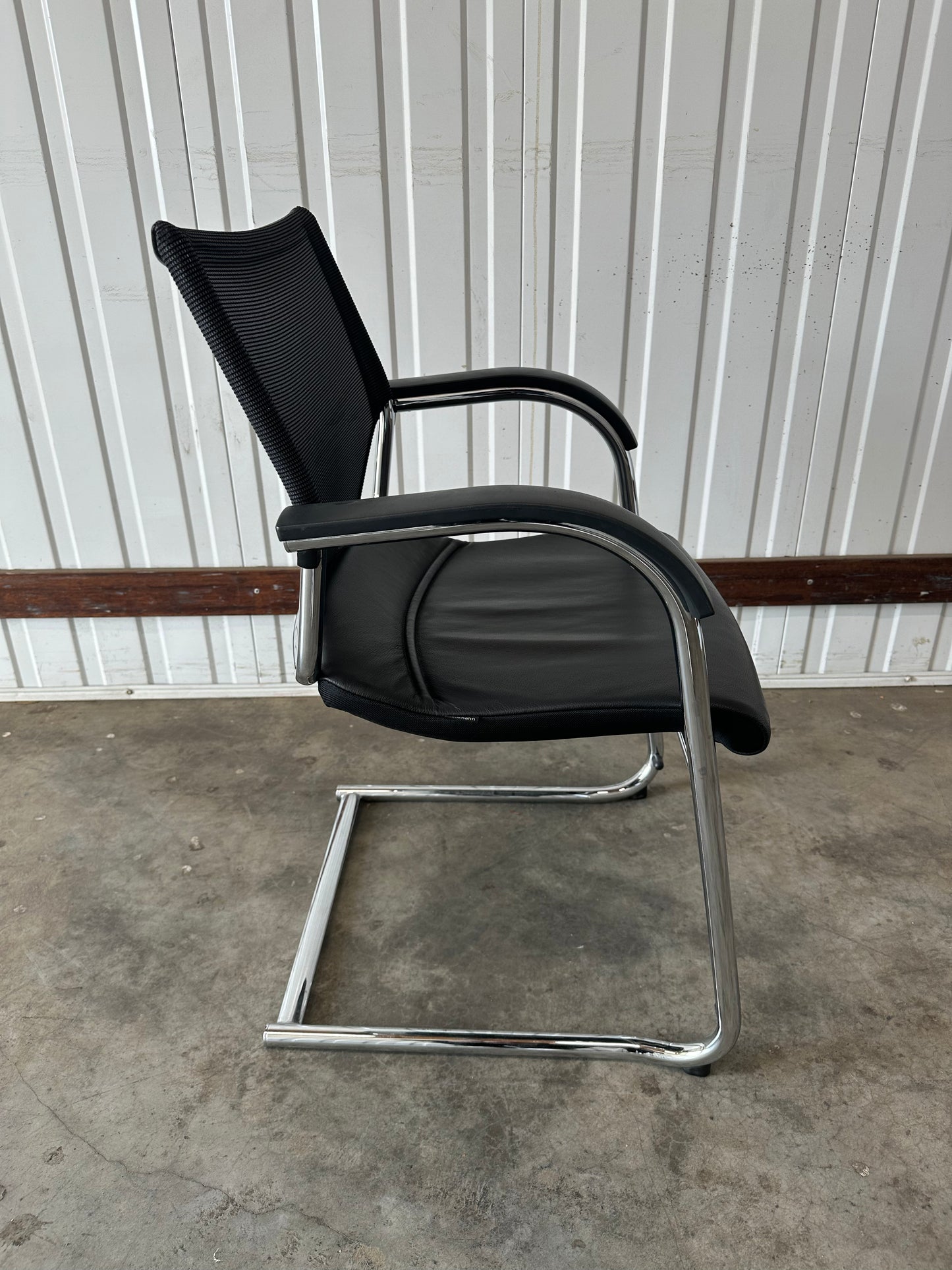 287/81 Modus executive Cantilever chair by Wilkhahn