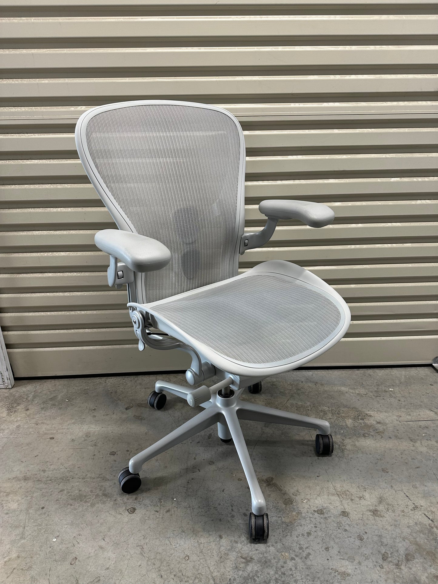 Herman Miller Aeron Remastered with armrest - Mineral (Size C)