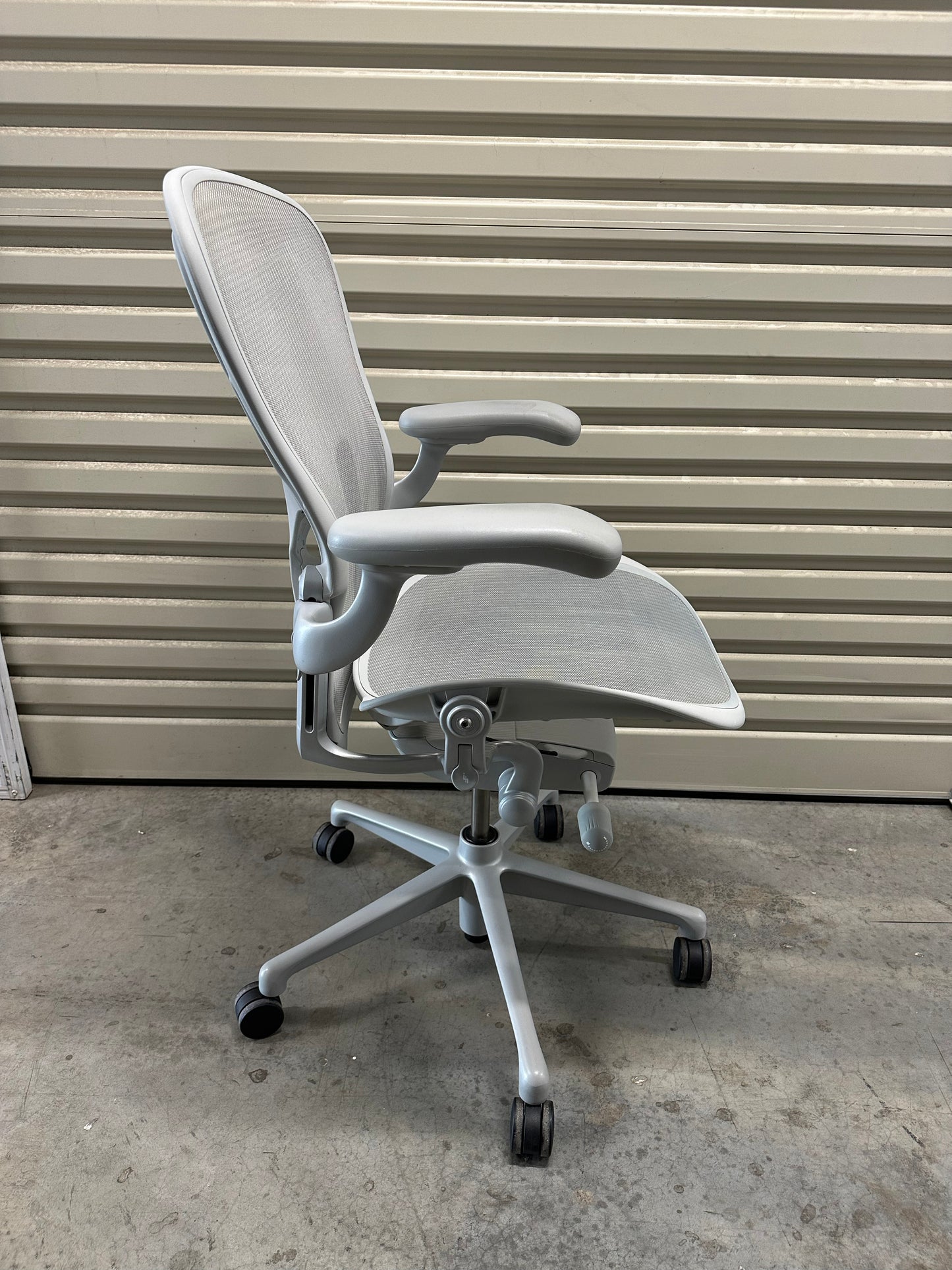 Herman Miller Aeron Remastered with armrest - Mineral (Size C)