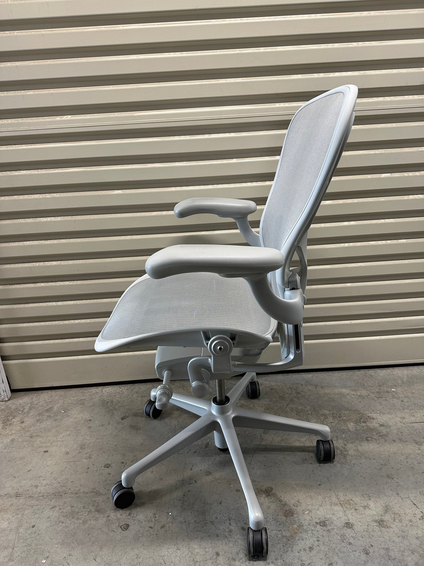 Herman Miller Aeron Remastered with armrest - Mineral (Size C)