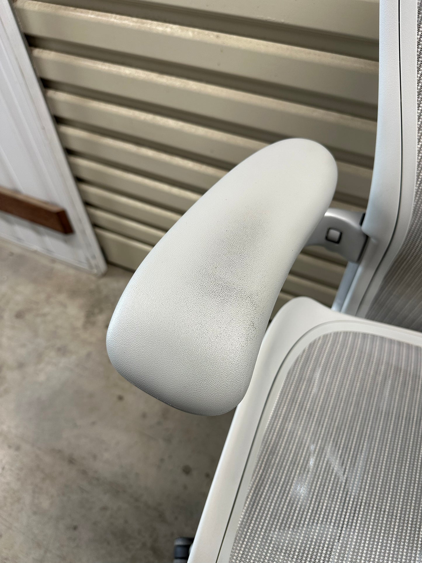 Herman Miller Aeron Remastered with armrest - Mineral (Size C)