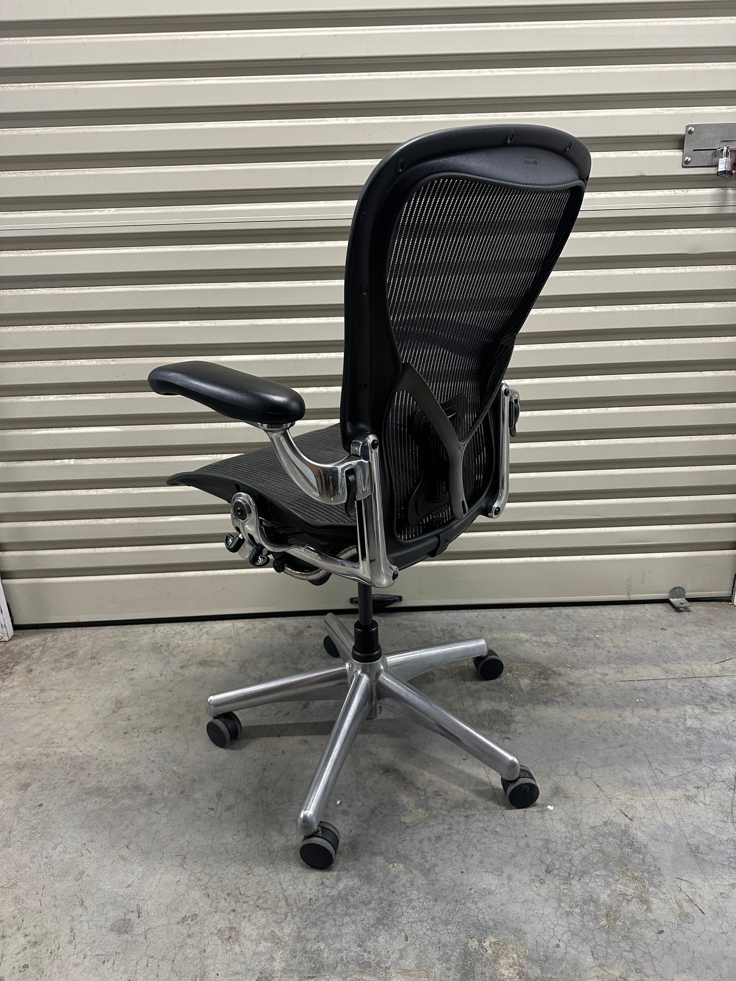 Herman Miller Aeron with armrest - Chrome (Size C)