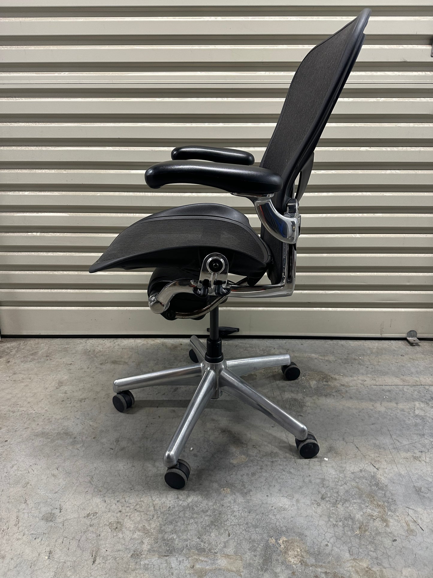 Herman Miller Aeron with armrest - Chrome (Size C)