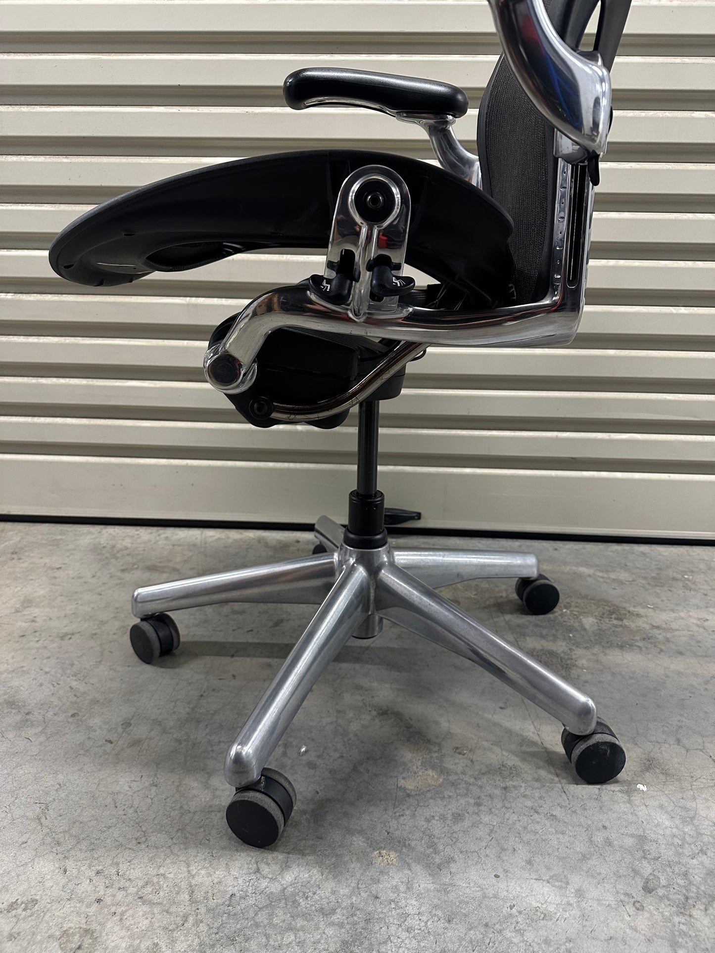 Herman Miller Aeron with armrest - Chrome (Size C)