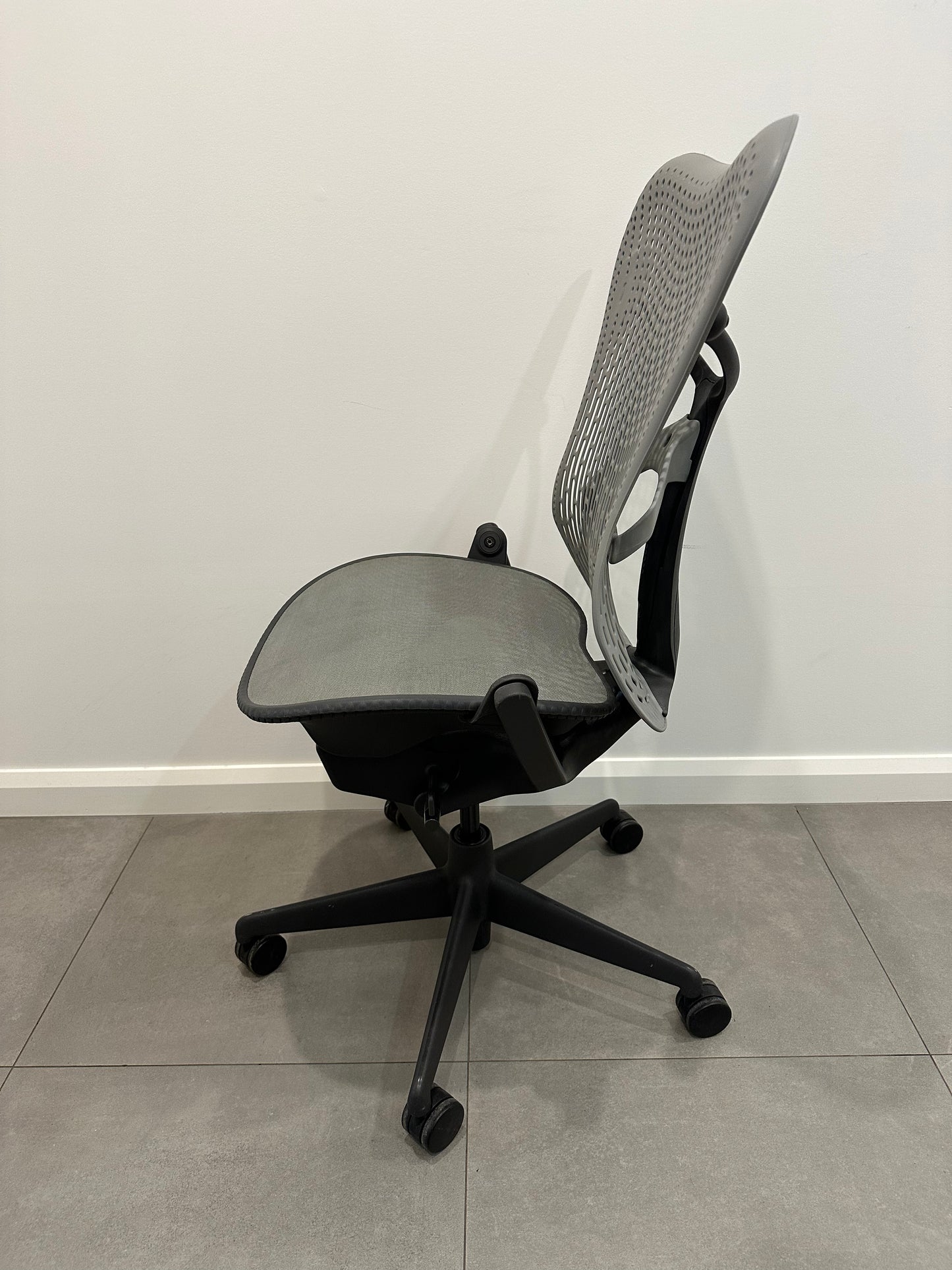 Herman Miller Mirra Office Chair no arms - Grey