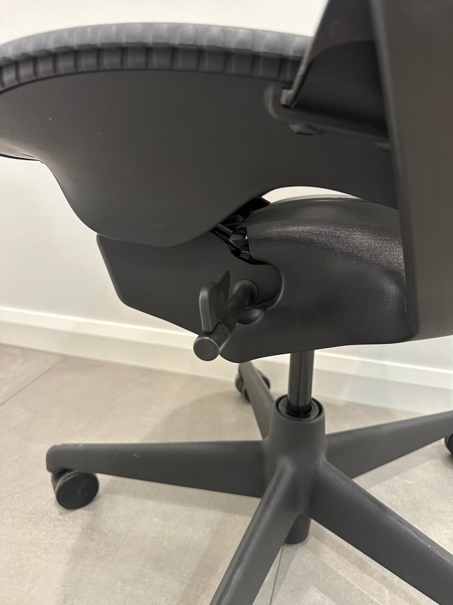 Herman Miller Mirra Office Chair no arms - Grey